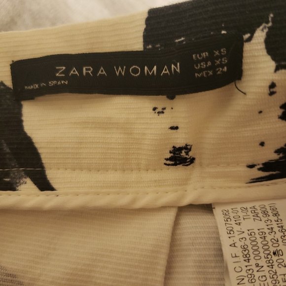 4/$20 White Skirt Navy Flower Print - Picture 5 of 6